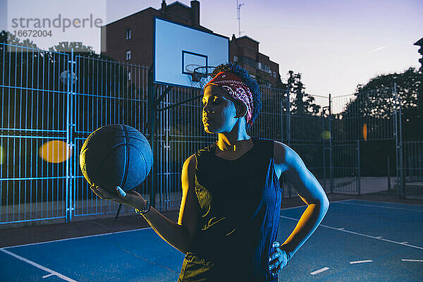 Lateinamerikanische und afrikanische Frauen spielen Basketball