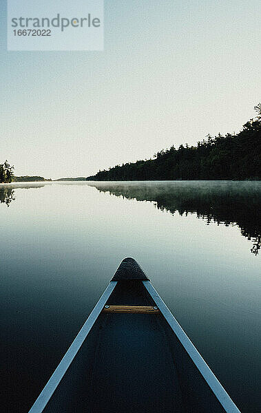 Bug eines Kanus am Morgen auf einem nebligen See in Ontario  Kanada.