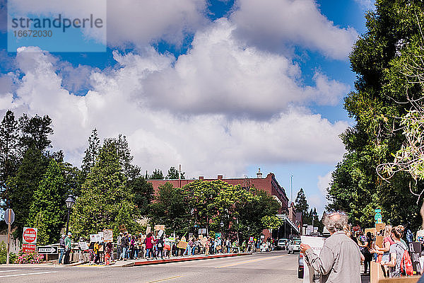 Friedliche Demonstration in ländlicher Kleinstadt  Kalifornien BLM-Protest
