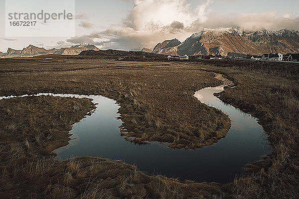 Mäander an der Mündung eines Flusses auf den Lofoten