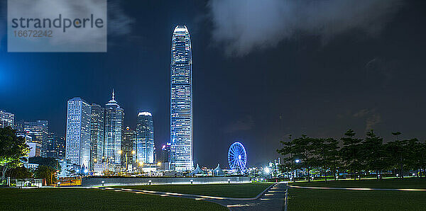 beleuchtetes Hochhaus in Hongkong bei Nacht