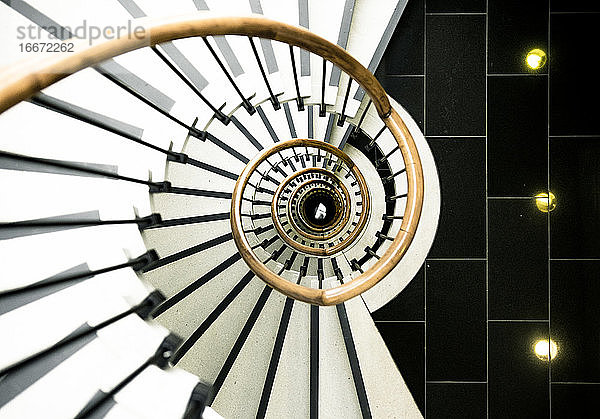 Draufsicht auf eine schöne Treppenhausarchitektur mit Schwarz-Weiß-Kontrast