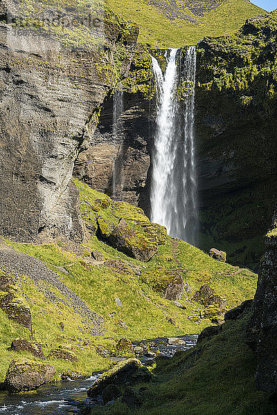 Idyllische Aufnahme des Kvernufoss-Wasserfalls  Südisland