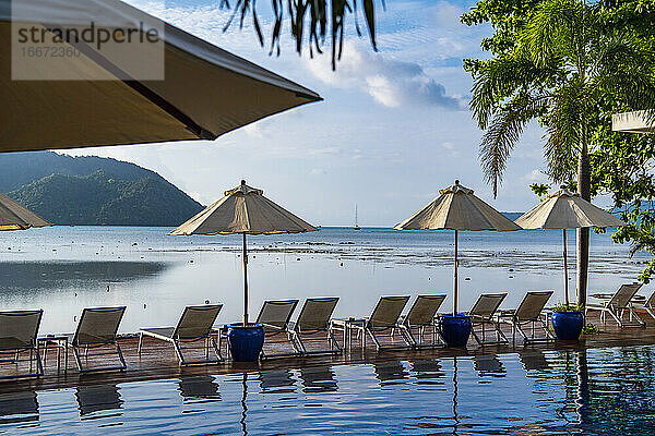 Schwimmbad in einer Luxus-Ferienanlage in Phuket / Thailand