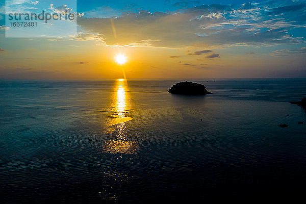 Tourismus beobachten schöne Meer mit Sonnenuntergang Szene. Luftaufnahme