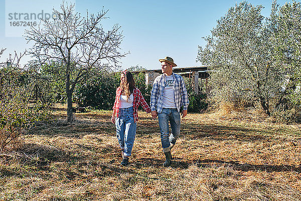 junges Paar macht einen romantischen Spaziergang auf dem Lande