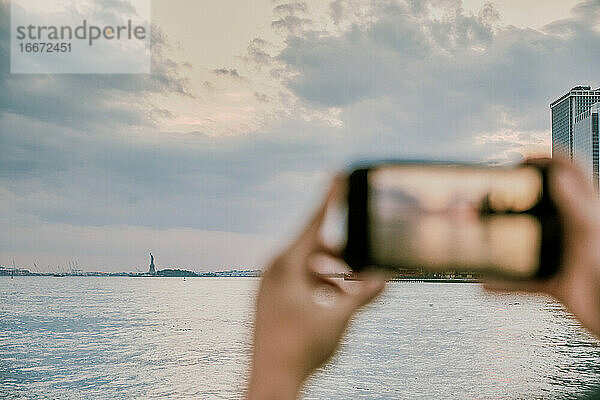 Telefonaufnahme der Skyline von New York City bei Sonnenuntergang.