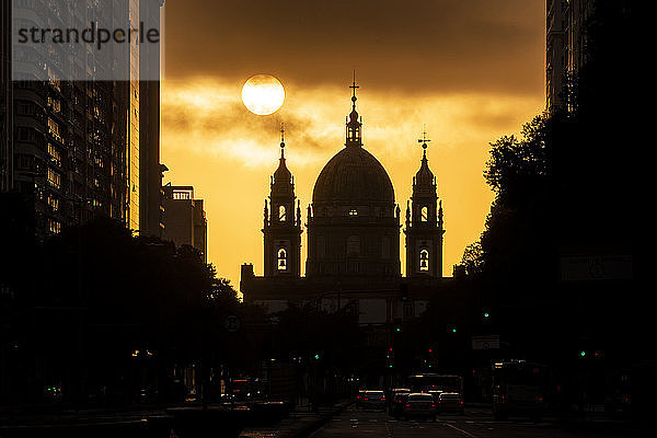 Schöner Blick auf das historische Kirchengebäude bei Sonnenaufgang in der Innenstadt