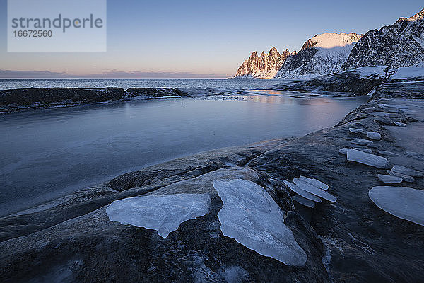 Eis auf gefrorenen Küstentümpeln am Aussichtspunkt Tungeneset  Senja  Norwegen
