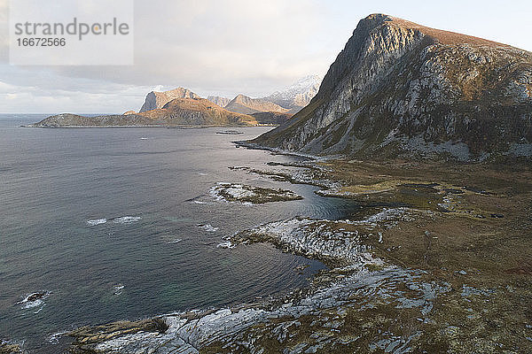 Norwegens Fjorde aus der Vogelperspektive im Herbst