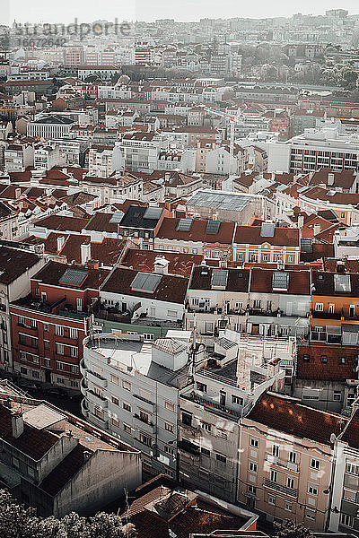 Stadt Lissabon aus der Vogelperspektive: Wohnviertel  Ziegeldächer