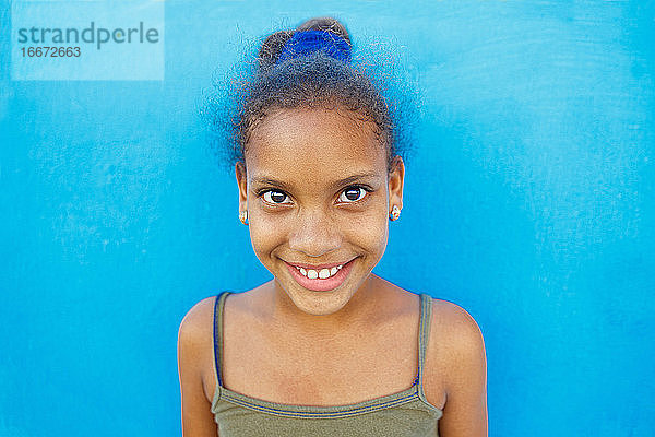 nettes und lächelndes kubanisches Mädchen  Havanna