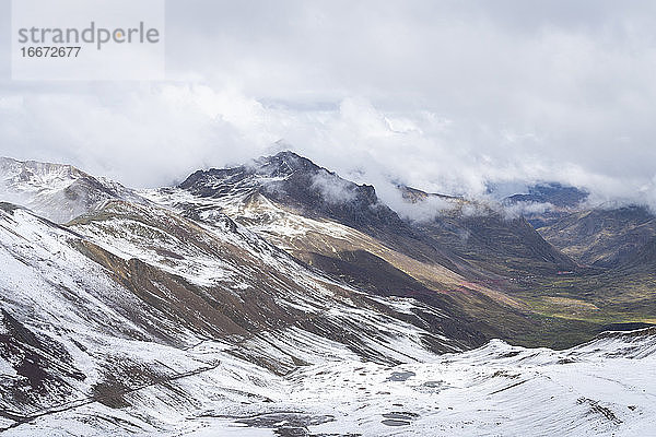 Aussicht auf ein Tal in den Anden auf dem Rainbow Mountain Trail im Winter  Pitumarca  Peru