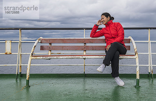 Frau entspannt sich auf einem Passagierschiff in Südamerika