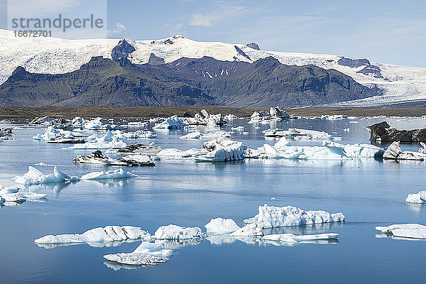 Blick auf schwimmende Eisberge in der Gletscherlagune Jokulsarlon  Island