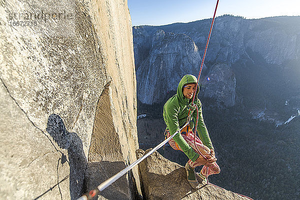 Sportler ruht sich beim Sichern eines Bergsteigers an der Nose El Capitan Yosemite aus