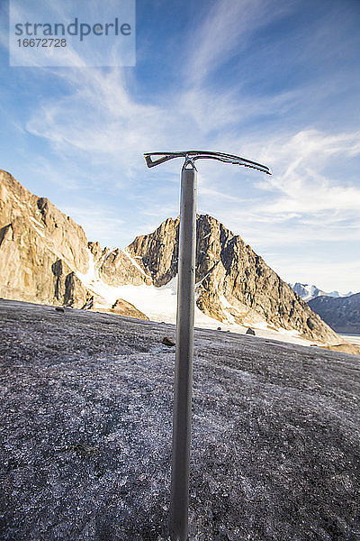 Eispickel beim Bergsteigen auf einem Gletscher  Baffin Island