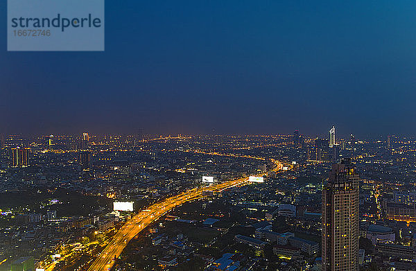 Überblick über Bangkok in der Abenddämmerung