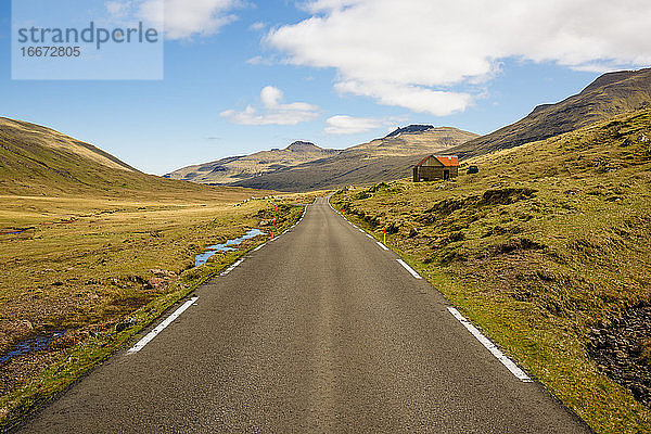 Leere Straße im Hochland an einem sonnigen Tag