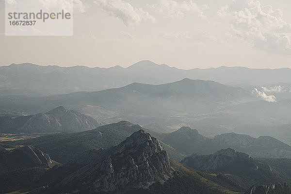 Gebirgsschichten auf der Hochebene in Kontinentalspanien  Kantabrien