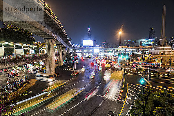 Verkehr auf dem Kreisverkehr am Victory Monument  Bangkok  Thailand.