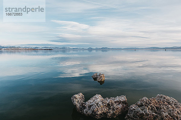 Ruhiger Wintermorgen mit Wolkenreflexionen am Mono Lake  Kalifornien
