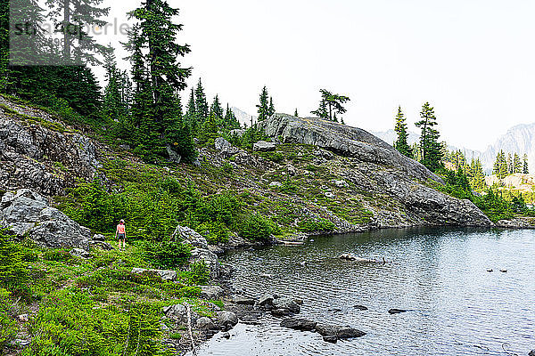 Heller Wanderer  der an einem Sommertag in WA um einen Bergsee wandert.