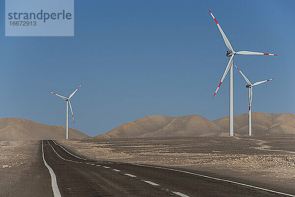 Windpark in der abgelegenen Atacama-Wüste in Chile