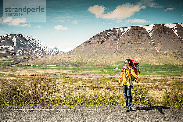 Schöne Backpacker-Touristin in Island