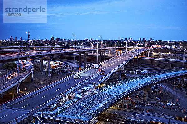 Autobahnkreuz bei Nacht mit Baustellen in allen Richtungen
