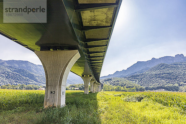 Moderne Brücke auf dem Lande über verlassene Straßen und schöne Mauern