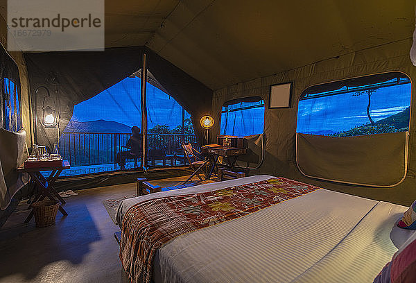 Schlafzimmer in einem Luxuscamp im Hochland von Sri Lanka