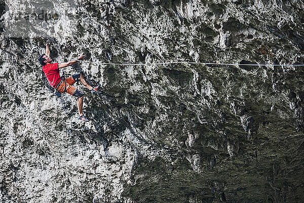 Mann beim Klettern auf dem Mondberg in Yangshuo  einem Klettermekka in China