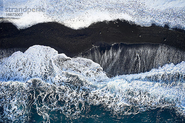 Stürmische See  die die Küste im Winter umspült