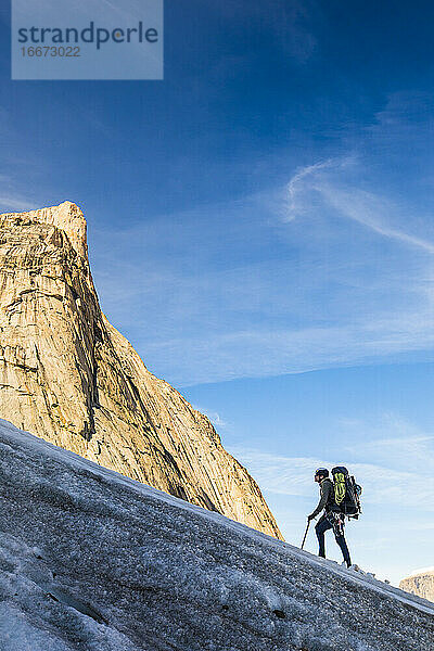 Rucksacktourist beim Aufstieg auf einen Gletscher auf Baffin Island  Kanada.