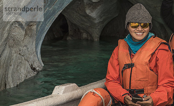 Frau bewundert die Marmorhöhlen  Catedral de Marmol  Chile