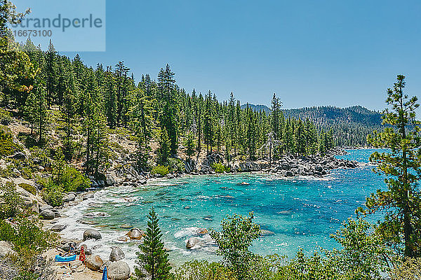 Blick auf den Lake Tahoe im Sommer in Nordkalifornien.