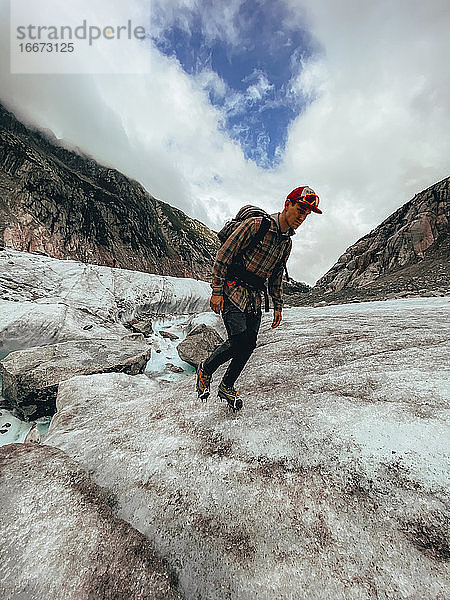 Kameraschwenk eines Bergsteigers beim Aufstieg über einen Gletscher in Chamonix