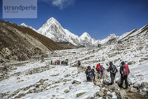 Wanderer auf dem Weg zum Mt. Everest Base Camp in Nepal.