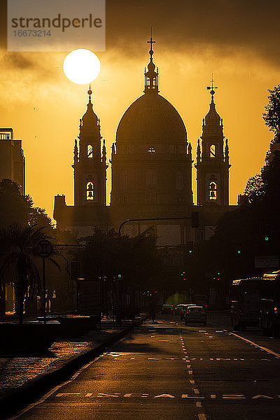 Schöner Blick auf das historische Kirchengebäude bei Sonnenaufgang in der Innenstadt