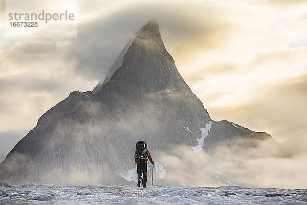 Ein Bergsteiger bereitet sich auf einen Klettertag auf Baffin Island vor.