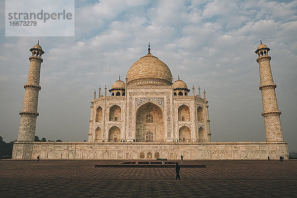Taj Mahal Ostseite gegen bewölkten Himmel bei Sonnenaufgang  Agra  Indien