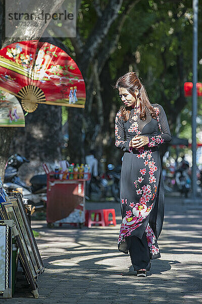 schöne Frau beim Stöbern auf dem Straßenmarkt in Hue / Vietnam