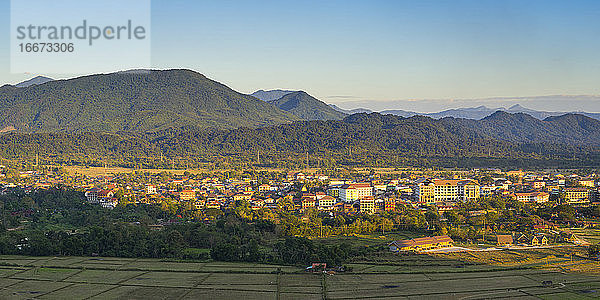 Panoramablick auf Vang Vieng und Bergkette gegen den Himmel  Laos