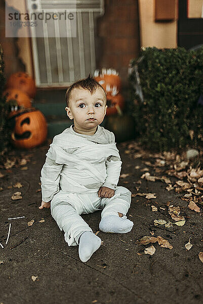 Entzückendes Kleinkind als Mumie verkleidet auf Halloween Trick-or-Treat