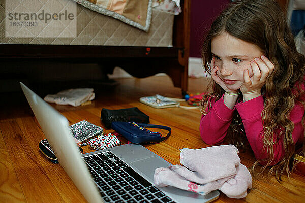 Ein junges Mädchen lernt vor einem Laptop