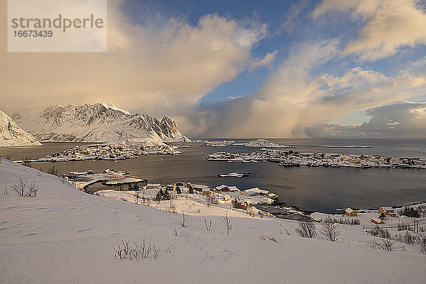 Dramatisches Winterwetter über Reine und den umliegenden Dörfern  Moskenesøy  Lofoten  Norwegen