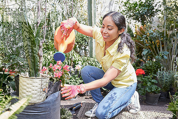 Junge Frau bei der Gartenarbeit