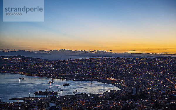 Sonnenuntergang über der Bucht und der Stadt Valparaiso in Chile