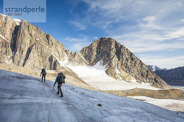 Bergsteiger überqueren einen Gletscher am Akshayak Pass  Baffin Island